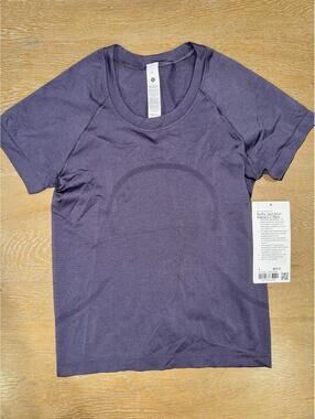 NWT Lululemon Swiftly Tech Short-Sleeve Shirt 2.0 Waist Length SIZE 4 Grape Mist